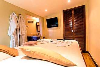 Master Stateroom with queen bed Okeanos Aggressor II