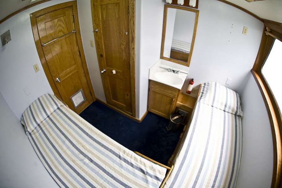 Standard cabin with shared bathroom MV Yemaya